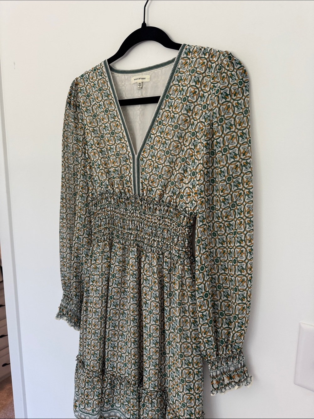 Max Studio Green and Cream Printed Smocked-Waist V-Neck Dress - Size XS - Picture 2 of 8
